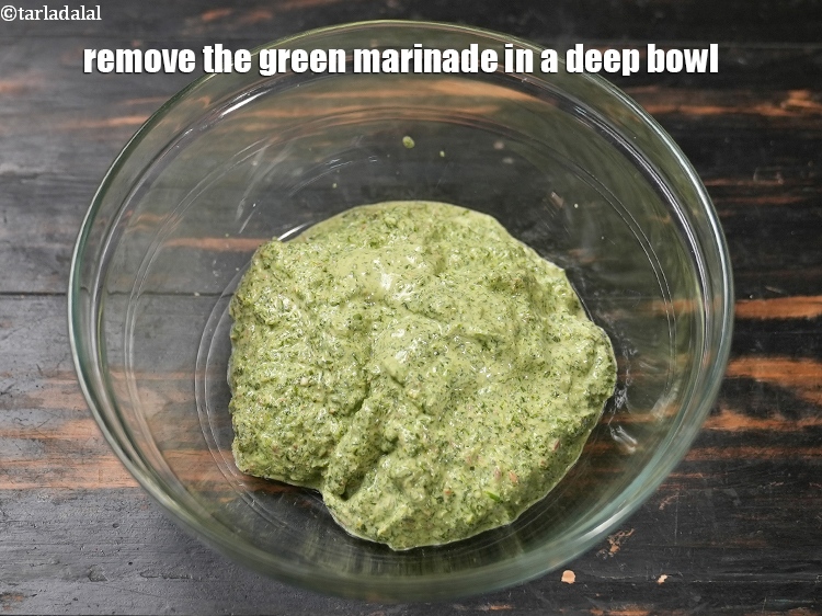 स्टेप 14 – हरे मैरिनेड को एक गहरे कटोरे में निकाल लें।
