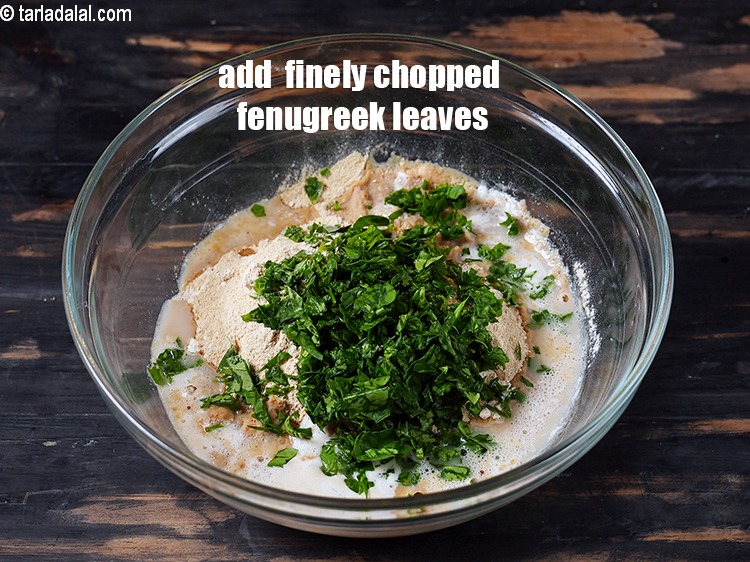 स्टेप 10 – १/४ कप&nbsp;<a href=""https://www.tarladalal.com/glossary-chopped-fenugreek-hindi-811i"">बारीक कटी हुई मेथी</a>&nbsp;डालें।