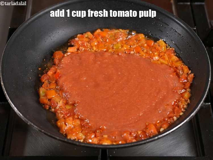 स्टेप 9 – <div> ताजा टमाटर का पल्प डालें।</div> <div> &nbsp;</div>