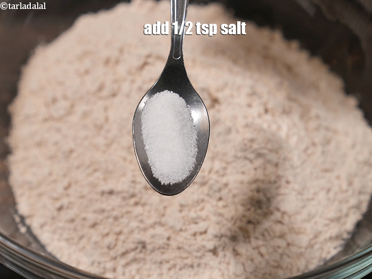 स्टेप 10 – १/२ टी-स्पून&nbsp;<a href=""https://www.tarladalal.com/glossary-salt-namak-table-salt-hindi-418i"">नमक</a>&nbsp;डालें । हम आपको इस ब्रेड के लिए …