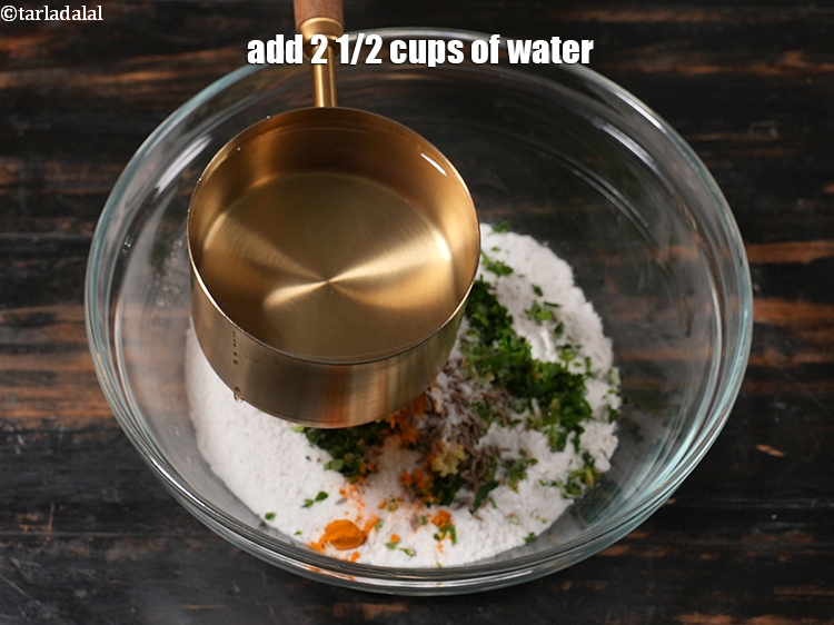 स्टेप 10 – 2 1/2 कप पानी डालें।