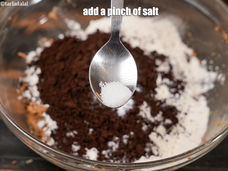 स्टेप 10 – एक चुटकी&nbsp;<a href=""https://www.tarladalal.com/glossary-salt-namak-table-salt-hindi-418i"">नमक</a>&nbsp;डालें.