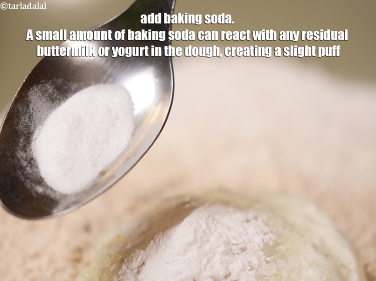 स्टेप 10 – १/४ टी-स्पून&nbsp;<a href=""https://www.tarladalal.com/glossary-baking-soda-soda-bi-carb-hindi-615i"">बेकिंग सोडा</a>&nbsp;डालें&nbsp;। बेकिंग सोडा की थोड़ी मात्रा आटे …