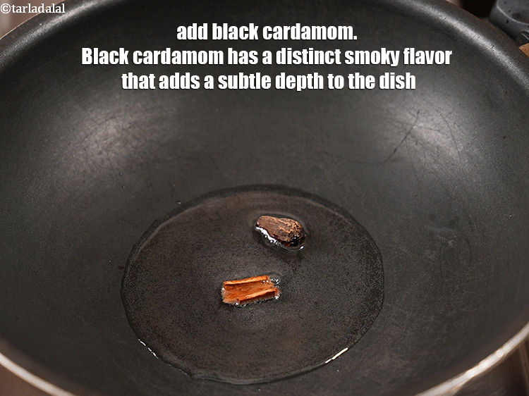 स्टेप 10 – १&nbsp;<a href=""https://www.tarladalal.com/glossary-black-cardamom-badi-elaichi-moti-elaichi-hindi-263i"">बड़ी इलायची</a>&nbsp;डालें&nbsp;। काली इलायची में एक अलग धुएँ जैसा …