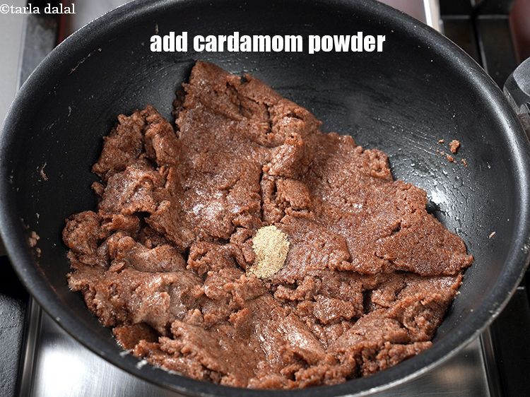 स्टेप 10 – <p>आंच बंद कर दें,१/४ टी-स्पून&nbsp;<a href="">इलायची पाउडर</a>&nbsp;डालें।</p>