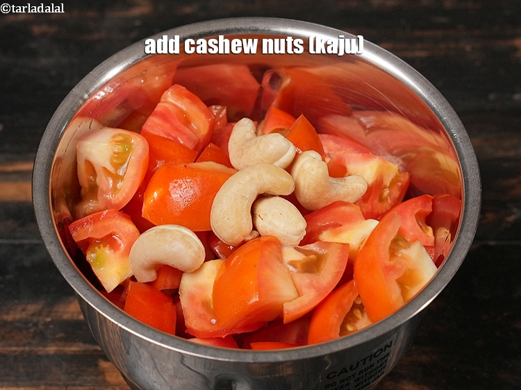 स्टेप 10 – १/२ टेबल-स्पून&nbsp;<a href=""https://www.tarladalal.com/glossary-cashew-nuts-kaju-hindi-840i"">काजू</a>&nbsp;डालें।&nbsp;&nbsp;