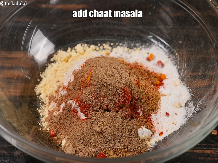 Step 10 – Add 1 tsp <a href="https://www.tarladalal.com/glossary-chaat-masala-300i">chaat masala</a>.&nbsp;