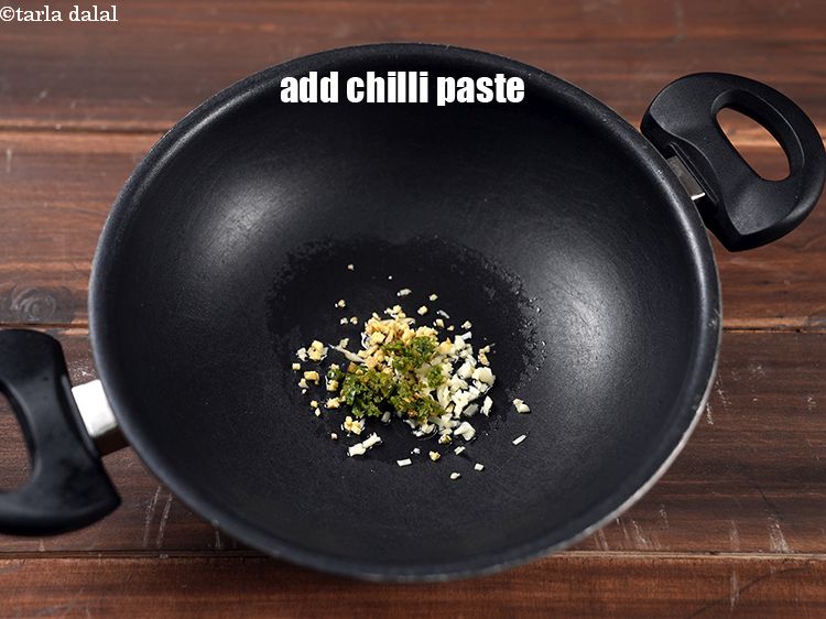 स्टेप 15 – १/४ टी-स्पून&nbsp;<a href=""https://www.tarladalal.com/glossary-green-chilli-paste-hari-mirch-ki-paste-mirchi-paste-hindi-333i"">हरी मिर्च की पेस्ट</a>&nbsp;<span style=""font-size:11.0pt""><span style=""background-color:white""><span style=""font-family:&quot;Nirmala UI&quot;,sans-serif""><span …