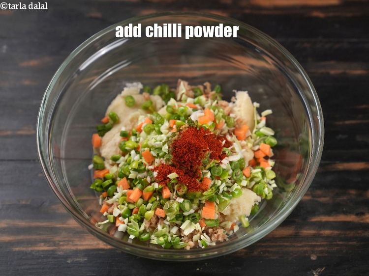 स्टेप 10 – १/४ टी-स्पून&nbsp;<a href=""https://www.tarladalal.com/glossary-chilli-powder-red-chilli-powder-hindi-339i"">मिर्च पाउडर</a>&nbsp;डालें&nbsp;।
