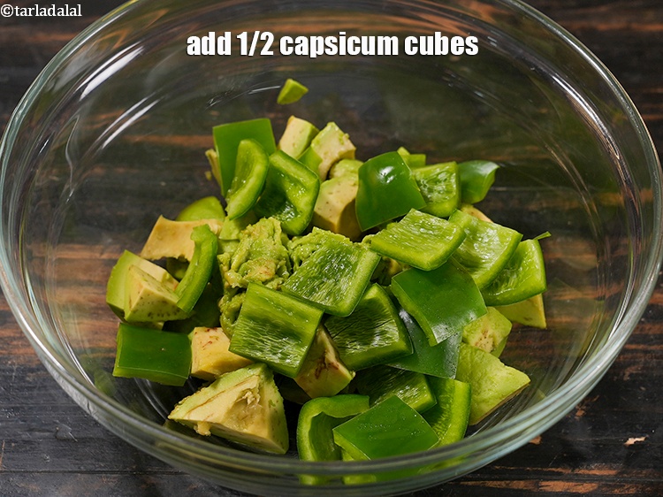 स्टेप 14 – 1/2 कप शिमला मिर्च के टुकड़े डालें।&nbsp;सलाद को रंगीन बनाने …