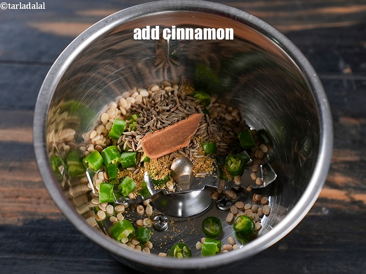 स्टेप 11 – १&nbsp;छोटी छड़ी&nbsp;<a href=""https://www.tarladalal.com/glossary-cinnamon-dalchini-hindi-346i"">दालचीनी</a>&nbsp;डालें ।