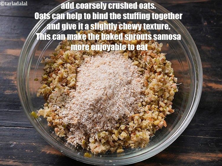 स्टेप 37 – २ टेबल-स्पून&nbsp;<a href=""https://www.tarladalal.com/glossary-crushed-quick-cooking-rolled-oats-hindi-2644i"">दरदरा कुचला हुआ ओट्स</a>&nbsp;डालें । ओट्स स्टफिंग को …