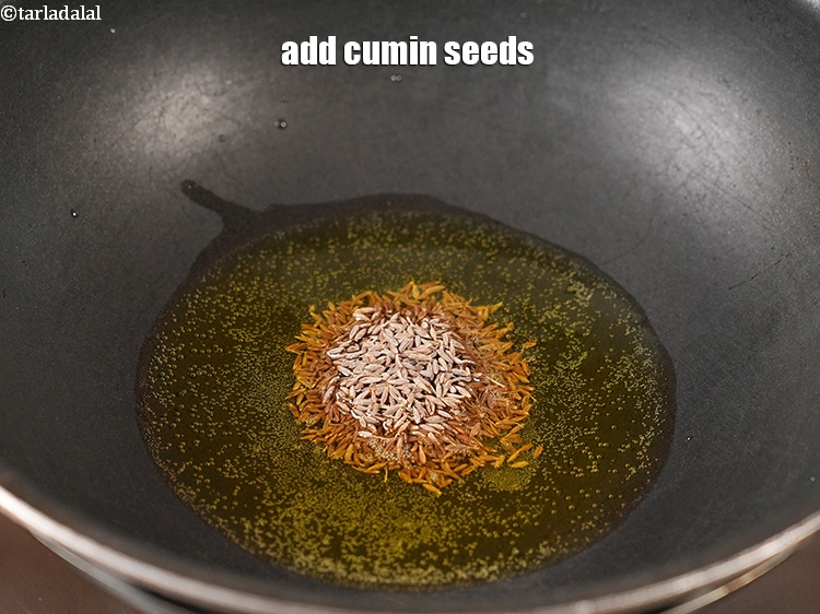 स्टेप 10 – २ टी-स्पून&nbsp;<a href=""https://www.tarladalal.com/glossary-cumin-seeds-jeera-zeera-hindi-381i"">जीरा</a>&nbsp;डालें।