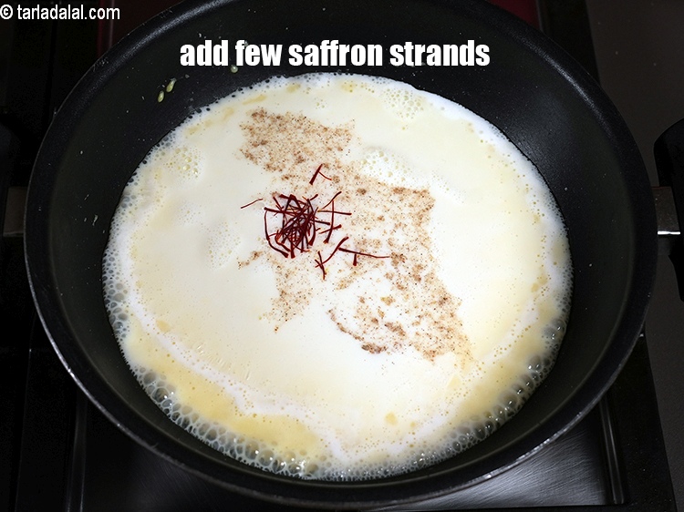 स्टेप 11 – इसमें कुछ केसर के रेशे डालें।