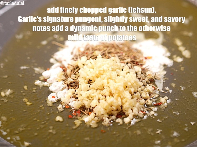 स्टेप 10 – २ टी-स्पून&nbsp;बारीक&nbsp;<a href=""https://www.tarladalal.com/glossary-chopped-garlic-hindi-790i"">कटा हुआ लहसुन</a>&nbsp;डालें । लहसुन के विशिष्ट तीखे, …