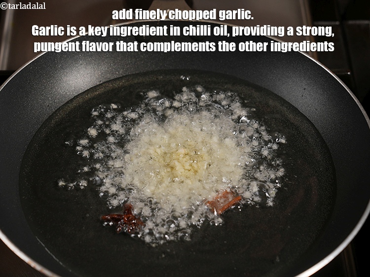 स्टेप 10 – १ टेबल-स्पून&nbsp;बारीक&nbsp;<a href=""https://www.tarladalal.com/glossary-chopped-garlic-hindi-790i"">कटा हुआ लहसुन</a>&nbsp;डालें। मिर्च के तेल में लहसुन …