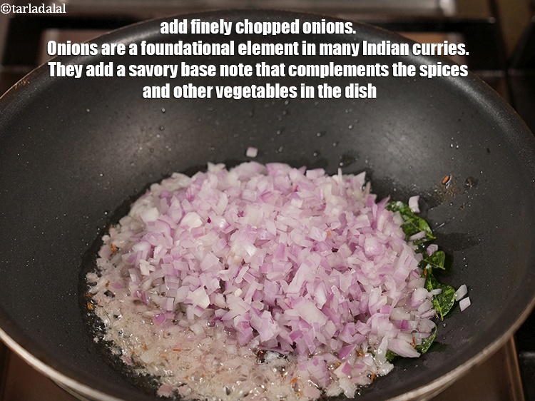 स्टेप 10 – १ कप&nbsp;बारीक&nbsp;<a href=""https://www.tarladalal.com/glossary-chopped-onions-hindi-722i"">कटा हुआ प्याज</a>&nbsp;डालें&nbsp;। प्याज कई भारतीय करी में …
