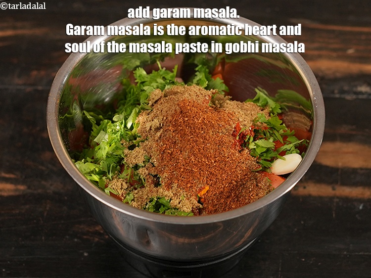 स्टेप 10 – १/४ टी-स्पून&nbsp;<a href=""https://www.tarladalal.com/glossary-garam-masala-hindi-296i"">गरम मसाला</a>&nbsp;डालें । गरम मसाला गोभी मसाला में …