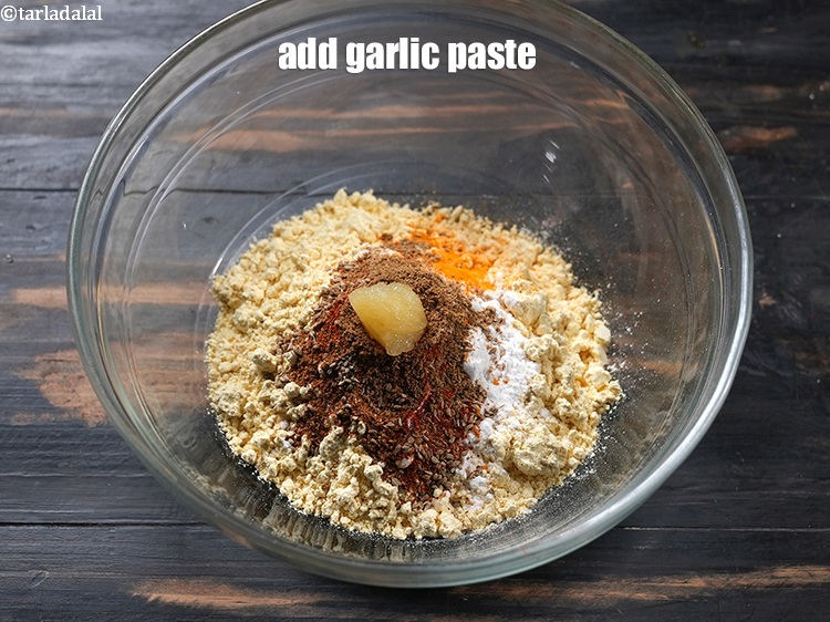 Step 10 – Add 1/2 tsp <a href="https://www.tarladalal.com/glossary-garlic-paste-lehsun-ki-paste-lahsun-ki-paste-350i">garlic (lehsun) paste</a>.