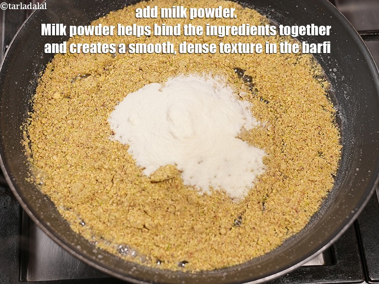 स्टेप 10 – २ टेबल-स्पून&nbsp;<a href=""https://www.tarladalal.com/glossary-milk-powder-hindi-517i"">दूध पाउडर</a>&nbsp;डालें । दूध पाउडर सामग्री को एक …