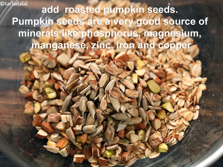 स्टेप 10 – १ टेबल-स्पून&nbsp;<a href=""https://www.tarladalal.com/glossary-roasted-pumpkin-seeds-hindi-2699i"">भुने हुए कद्दू के बीज</a>&nbsp;डालें।&nbsp;कद्दू के बीज फॉस्फोरस, …