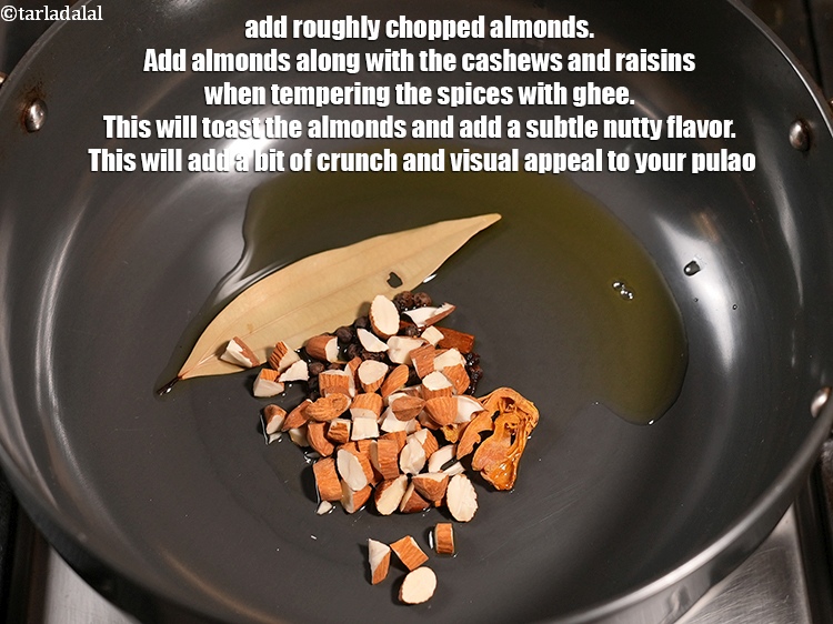स्टेप 10 – १०&nbsp;<a href=""https://www.tarladalal.com/glossary-almonds-badam-hindi-378i"">बादाम</a>&nbsp;मोटे तौर पर कटे हुए डालें। मसालों को घी …