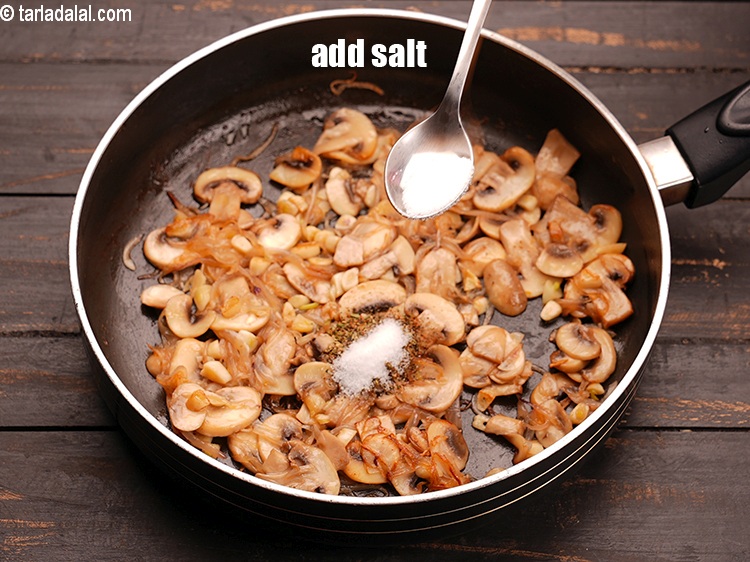 स्टेप 10 – स्वादानुसार नमक डालें.