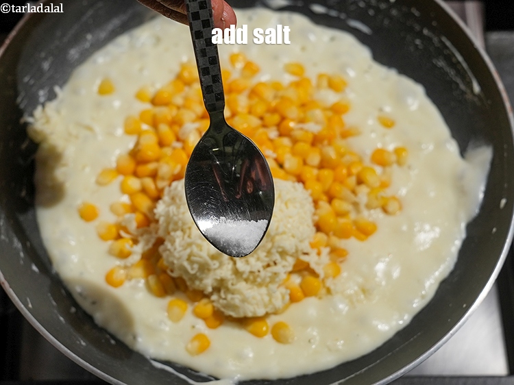 स्टेप 16 – स्वादअनुसार&nbsp;<a href=""https://www.tarladalal.com/glossary-salt-namak-table-salt-hindi-418i"">नमक</a>&nbsp;&nbsp;डालें।