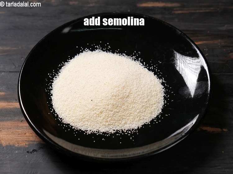 स्टेप 10 – १/४ कप&nbsp;<a href=""https://www.tarladalal.com/glossary-semolina-sooji-rava-rawa-hindi-603i"">सूजी (रवा/सूजी)</a>&nbsp;डालें&nbsp;&nbsp;।