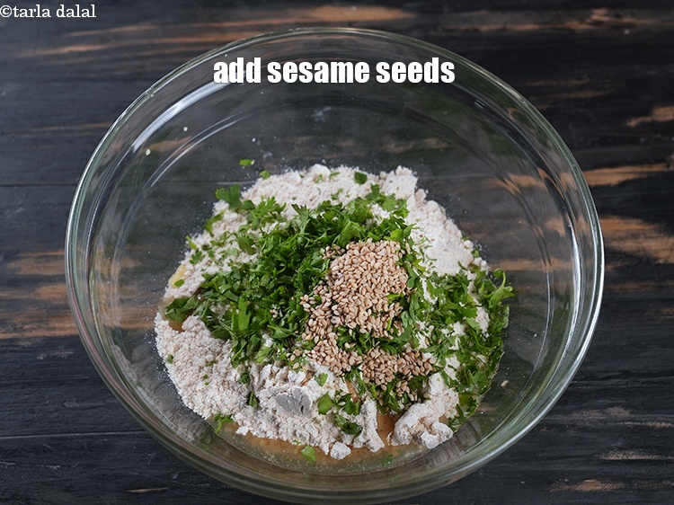 स्टेप 14 – १ टेबल-स्पून&nbsp;<a href=""https://www.tarladalal.com/glossary-sesame-seeds-til-gingelly-seeds-hindi-612i"">तिल</a>&nbsp;डालें।