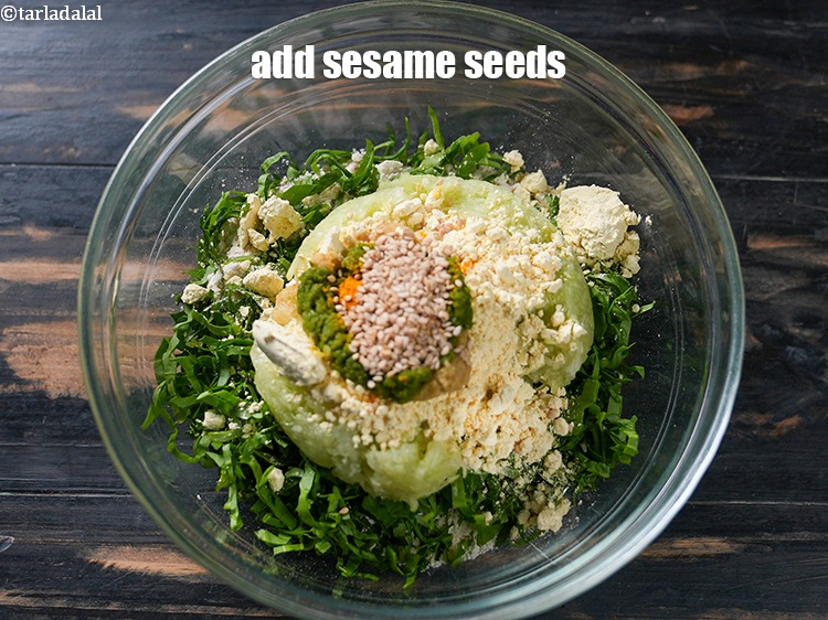 स्टेप 10 – १/२ टेबल-स्पून&nbsp;<a href=""https://www.tarladalal.com/glossary-sesame-seeds-til-gingelly-seeds-hindi-612i"">तिल</a>&nbsp;डालें।