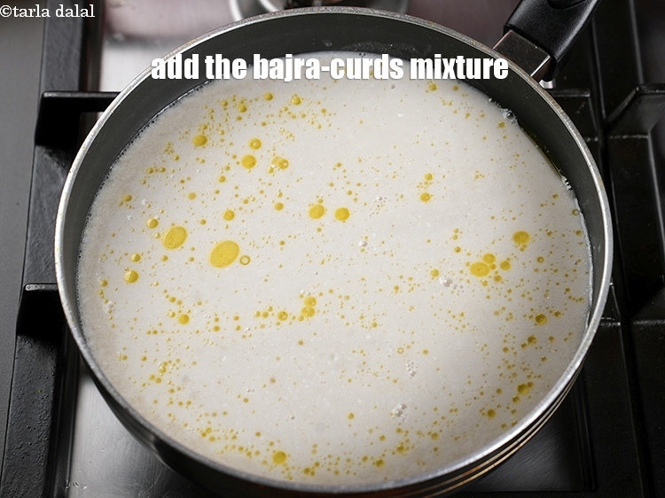 स्टेप 10 – बाजरे-दही का मिश्रण डालें।