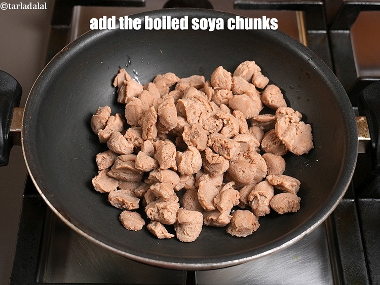 स्टेप 10 – उबले हुए सोया चंक्स डालें।