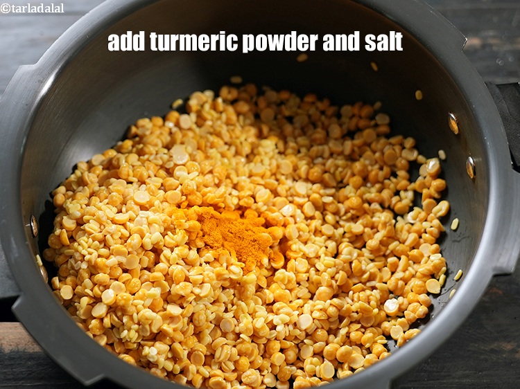 स्टेप 10 – १/४ टी-स्पून&nbsp;<a href=""https://www.tarladalal.com/glossary-turmeric-powder-haldi-hindi-645i"">हल्दी पाउडर</a>&nbsp;और स्वादानुसार नमक डालें।