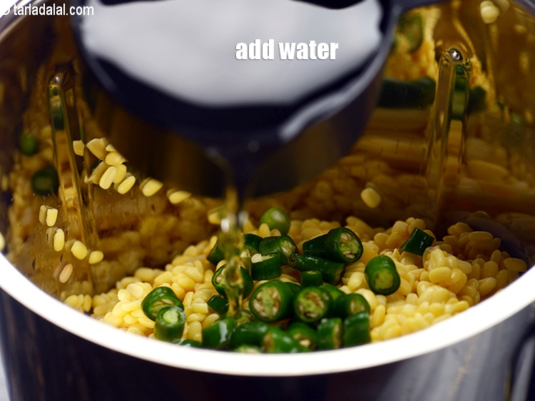 स्टेप 10 – ६ टेबल-स्पून&nbsp;<a href=""https://www.tarladalal.com/glossary-water-pani-hindi-647i"">पानी</a>&nbsp;<span style=""font-size:11pt""><span style=""font-family:Calibri,sans-serif""><span style=""background-color:white""><span style=""font-family:&quot;Nirmala UI&quot;,sans-serif""><span style=""color:black"">डालें।</span></span></span></span></span>