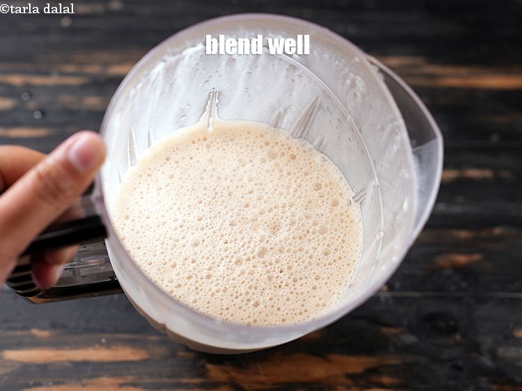 स्टेप 11 – मुलायम और झागदार होने तक अच्छी तरह ब्लेंड करें।