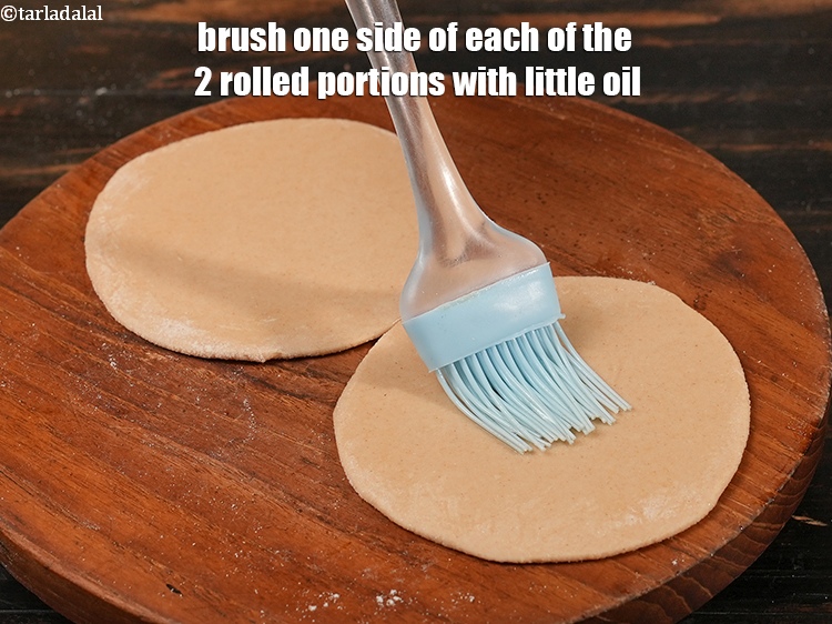 स्टेप 11 – दोनों रोल किए हुए भागों के एक-एक तरफ थोड़ा तेल …