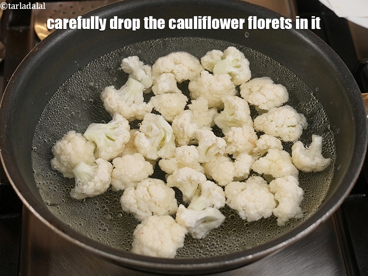 स्टेप 9 – इसमें फूलगोभी के फूलों को सावधानी से डालें। सुनिश्चित करें …