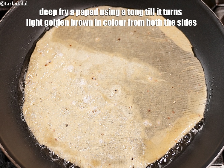 स्टेप 10 – पापड़ को चिमटे की सहायता से दोनों तरफ से हल्का …