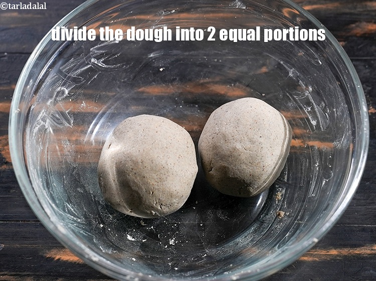 स्टेप 10 – आटे को 2 बराबर भागों में बाँट लीजिये।