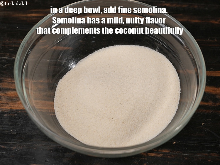 स्टेप 10 – एक गहरे कटोरे में&nbsp;१ कप&nbsp;<a href=""https://www.tarladalal.com/glossary-semolina-sooji-rava-rawa-hindi-603i"">बारीक सूजी (रवा)</a>&nbsp;डालें । सूजी …