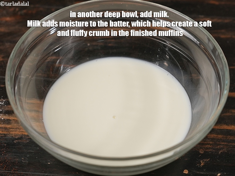 स्टेप 10 – एक दूसरे गहरे कटोरे में १ कप&nbsp;<a href=""https://www.tarladalal.com/glossary-milk-doodh-full-cream-milk-hindi-514i"">दूध</a>&nbsp;&nbsp;डालें । दूध …