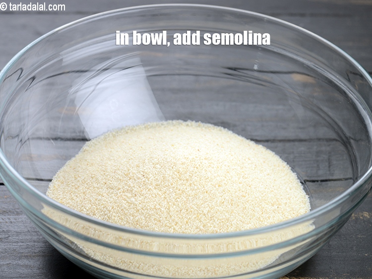 स्टेप 11 – <strong>पालक पनीर उत्तपम</strong>&nbsp;बनाने के लिए&nbsp;एक गहरे बाउल में&nbsp;१ कप&nbsp;<a href=""https://www.tarladalal.com/glossary-semolina-sooji-rava-rawa-hindi-603i"">सूजी</a>&nbsp;डालें&nbsp;।