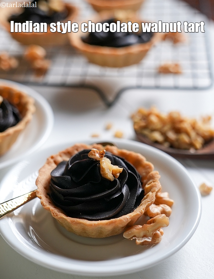 स्टेप 18 – <strong>अंडा रहित अखरोट चॉकलेट टार्ट को</strong>&nbsp;अखरोट से सजाकर&nbsp;परोसें ।