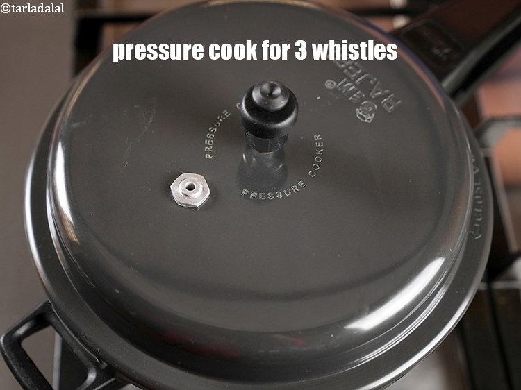स्टेप 10 – अच्छी तरह मिलाएं और 3 सीटी आने तक प्रेशर कुक …