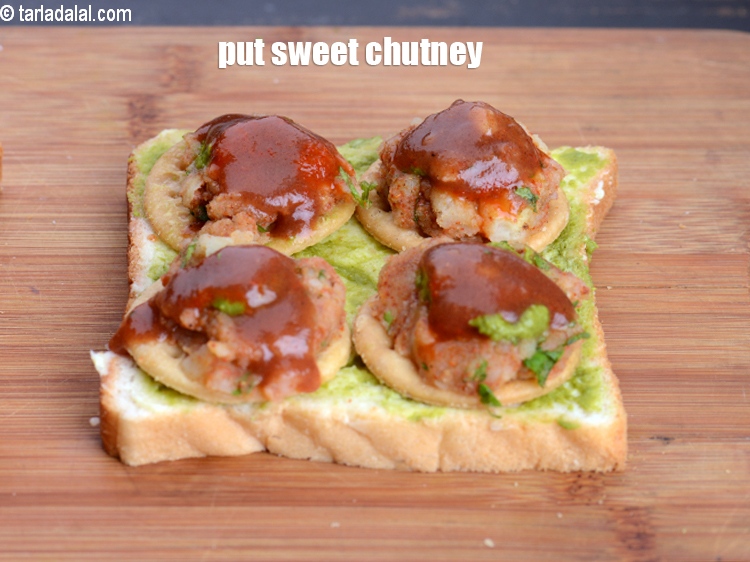 Step 11 – Put &frac14; tsp <a href="https://www.tarladalal.com/sweet-chutney-22265r">sweet chutney</a> evenly over each papdi.&nbsp;