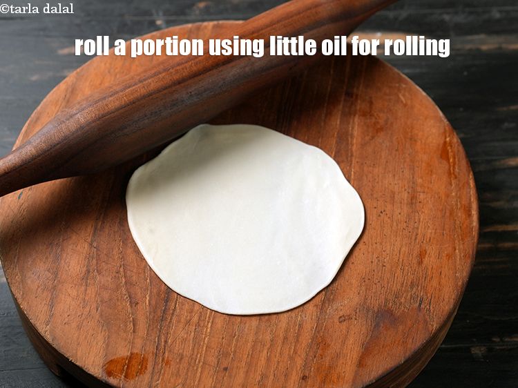 स्टेप 10 – आटे के एक भाग को 125 मि.मी&nbsp;(5&rdquo;) व्यास के गोल …