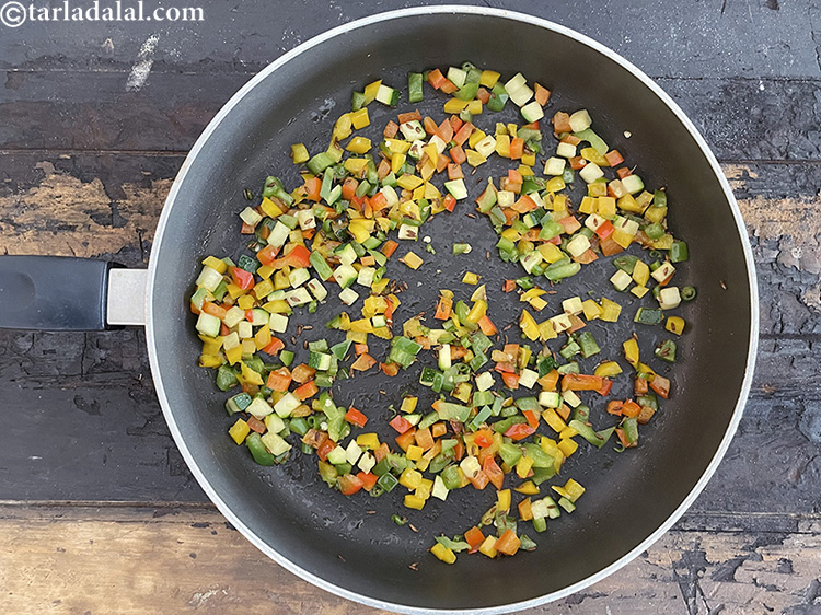 स्टेप 26 – मध्यम आंच पर 1 से 2 मिनट तक भून लें।