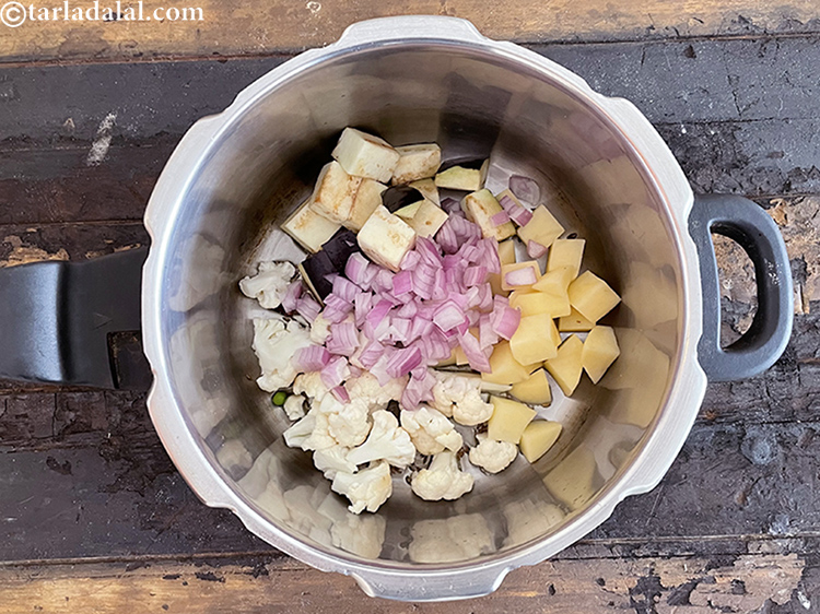 स्टेप 30 – १/२ कप <a href=""https://www.tarladalal.com/glossary-chopped-onions-hindi-722i"">कटा हुआ प्याज़</a> डालें।