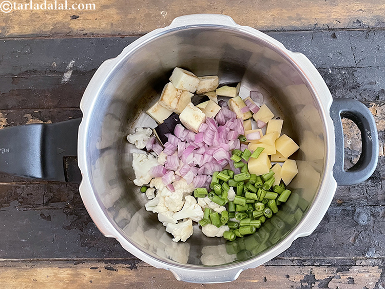 स्टेप 31 – १/४ कप <a href=""https://www.tarladalal.com/glossary-chopped-french-beans-hindi-797i"">कटी हुई फण्सी</a> डालें।